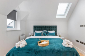 Deluxe 2-Bedroom Saarb Apartment, Leatherhead